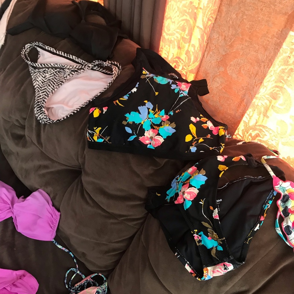 Bathing suits - Picture 9 of 11